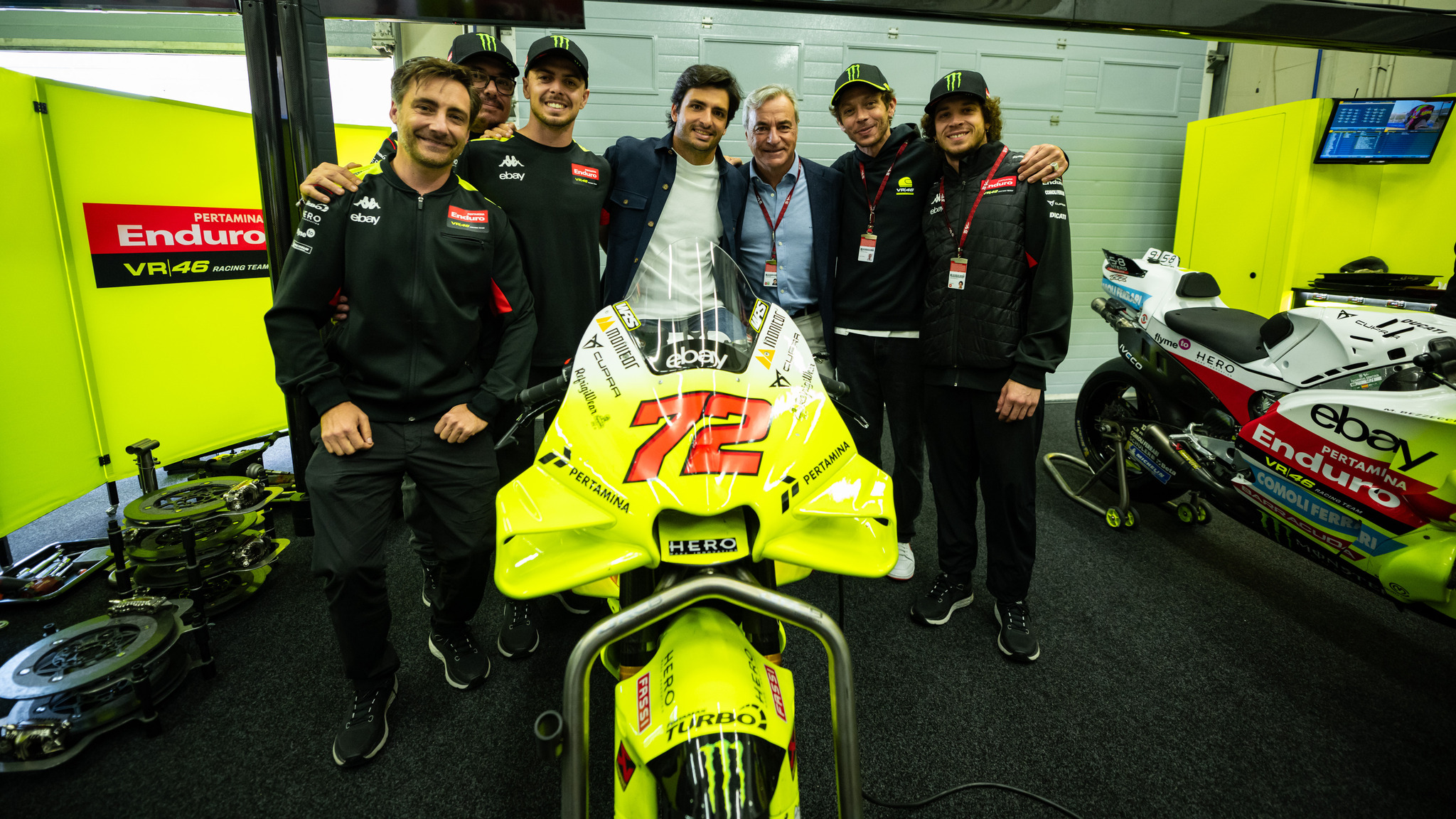 Семья Сайнсов в гостях у VR46 Racing Team на Гран-При Испании 2024 | Пикабу