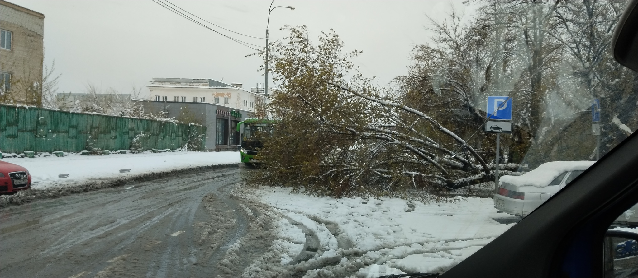 Тюмень, выпал снег, повезло что суббота | Пикабу