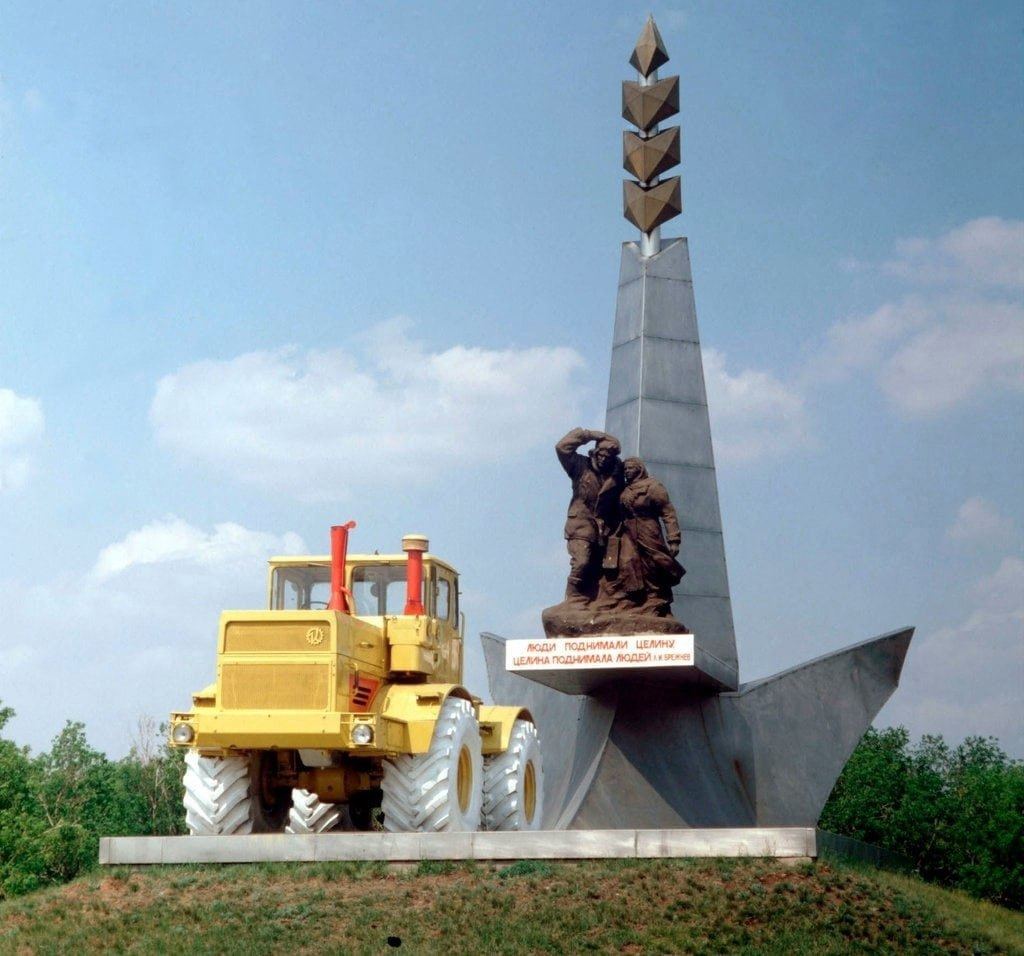 Памятник первоцелинникам в городе Целинограде, СССР, 1982 год | Пикабу