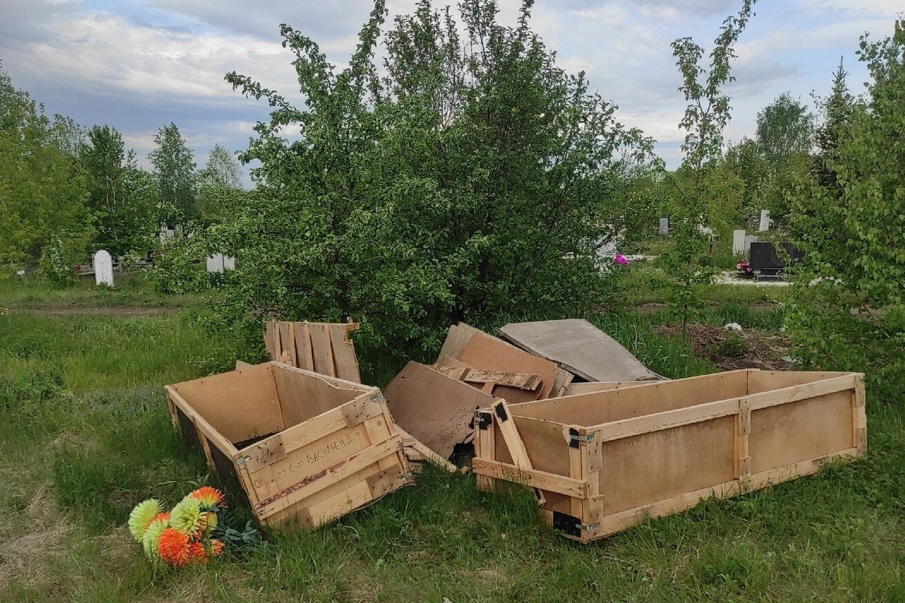 Их как будто на помойку выкинули»: в Челябинской области нашли брошенные  ящики и гробы для погибших на СВО | Пикабу