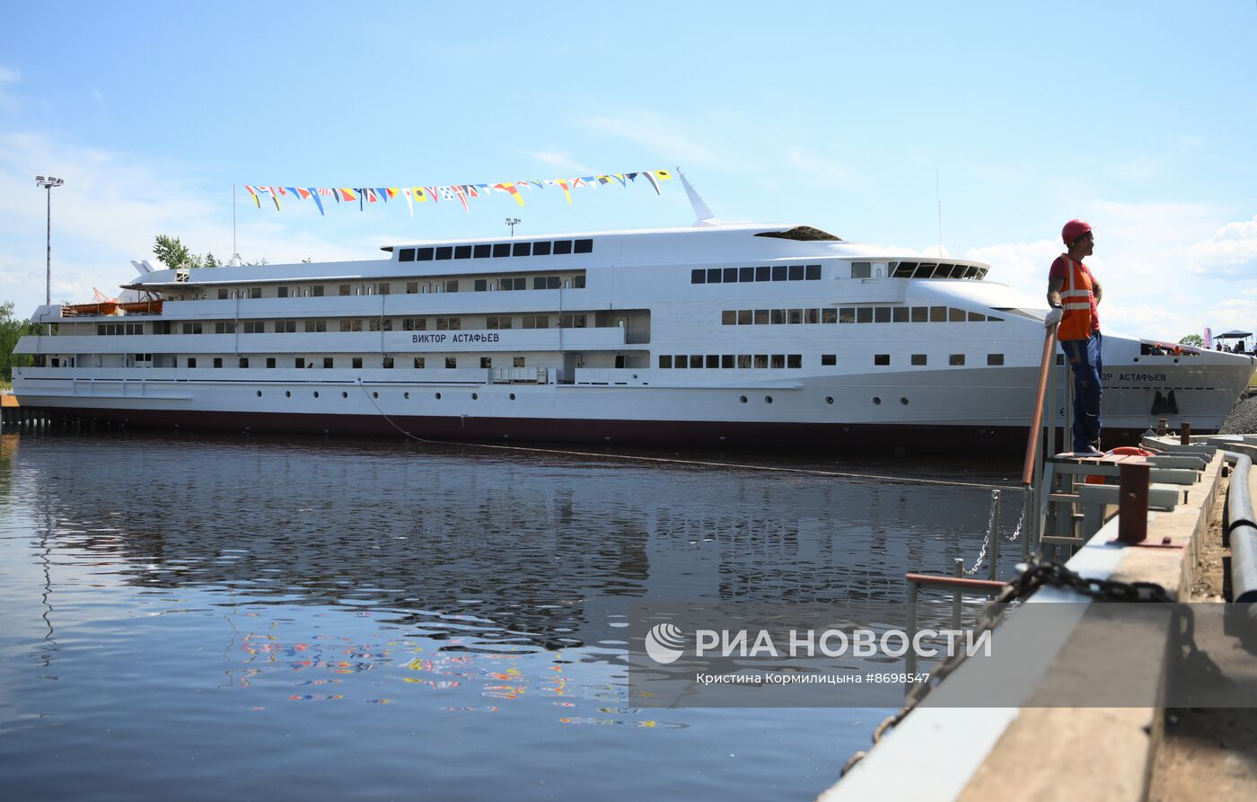 В Питере спустили на воду пассажирское судно 