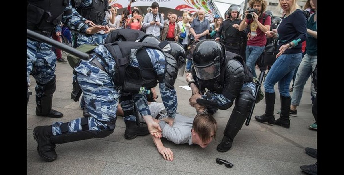 Демонстрация разогнать. Полицейские разгоняют митинг. Росгвардия на митинге.