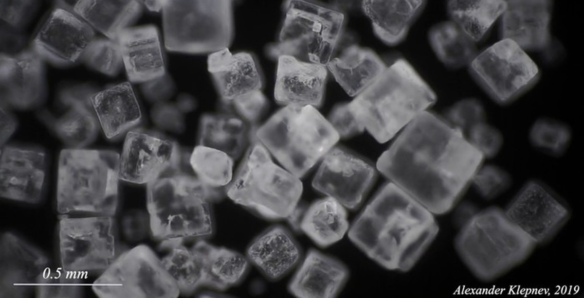 Кристалл сахара под микроскопом фото