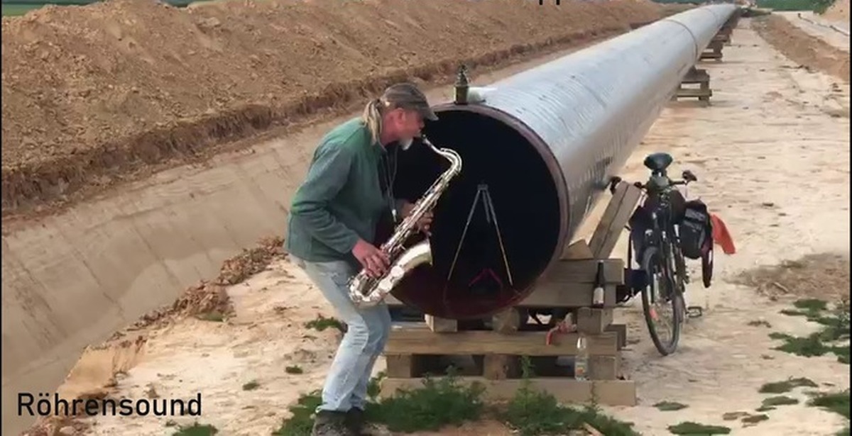 Echo sax end by caleb. Гигантская труба. Мужик играет на трубе. Человек в огромной трубе. Дует в огромную трубу.