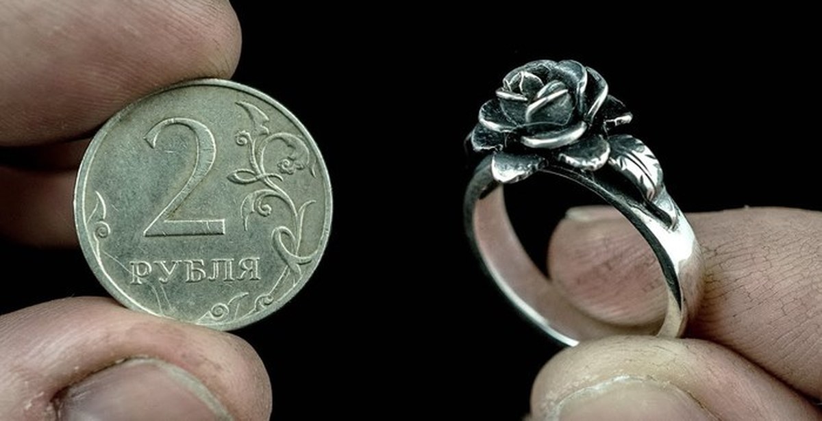 Кольцо из 5 рублей. Кольцо из монеты. Самодельное кольцо из монеты. Перстень из монеты. Ювелирка из монет.