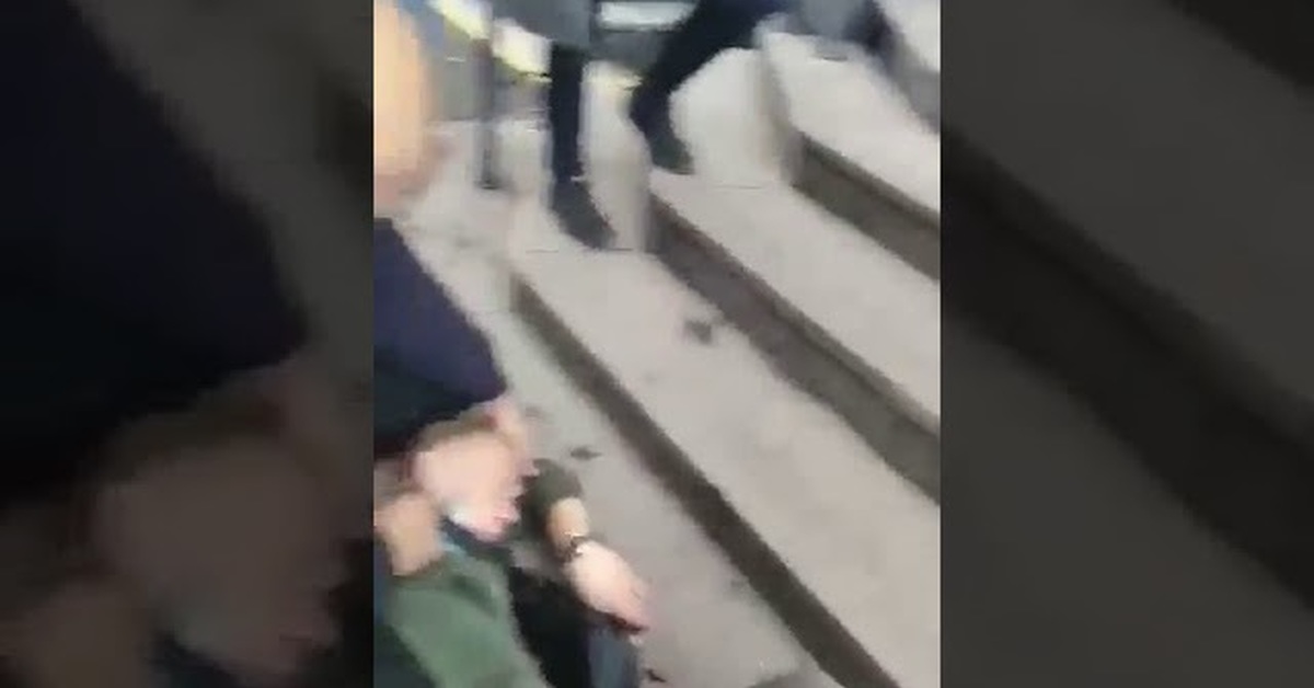 бить ли пьяного. пьяные девушки подрались. бить ли пьяного. бить ли пьяного. парень издевает девушку.