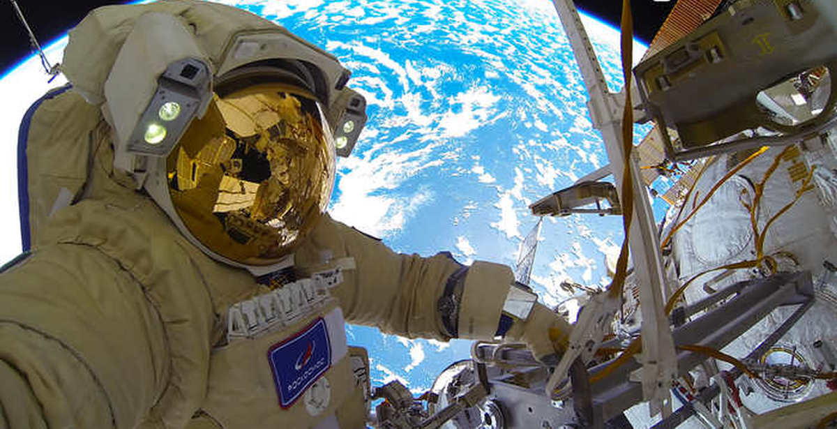 Какой космонавт провел в космосе. Скафандр Роскосмос. МКС станция Космическая 2021. МКС космонавты в открытом космосе. Выход Космонавта в открытый космос Россия.