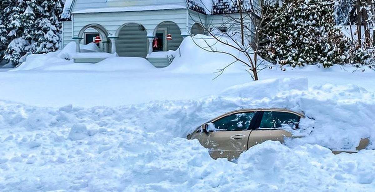 Заваленные снегом дома. Снегопад в штате Нью Йорк. Штат Нью-Йорк снегопат. Машина завалена снегом. Машину засыпало снегом.