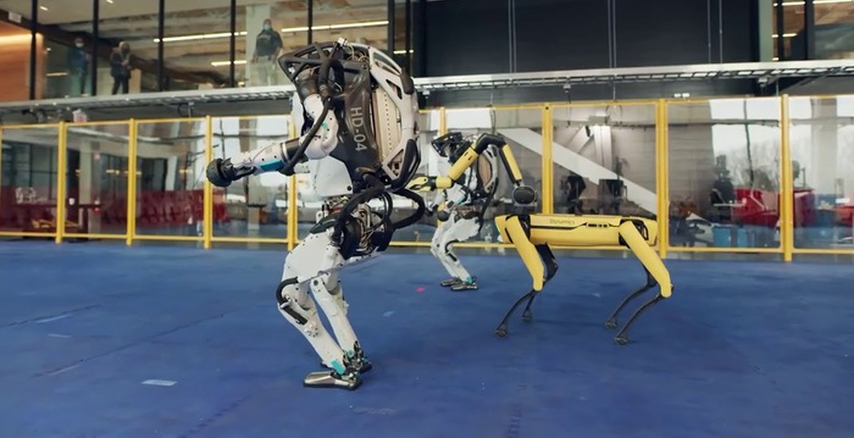 Танцующие роботы видео. Бостон Динамикс человек и робот. Boston Dynamics танцы роботов. Бостон Дайнемикс БТС. Роботы Бостон Динамикс танцуют.