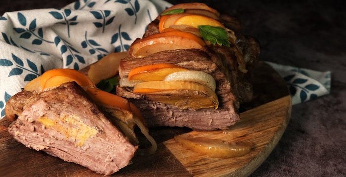 Блюда с хурмой и мясом. Свинина с хурмой. Свинина запеченная с хурмой. Блюда с хурмой и мясом. Мясо с хурмой.