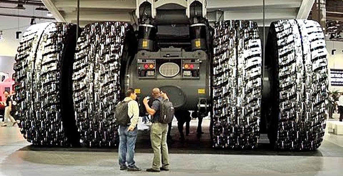 Гигант среди городов. Огромный грузовик. Самые большие Грузовики в мире. Самый большой тягач. Самые большие фуры.