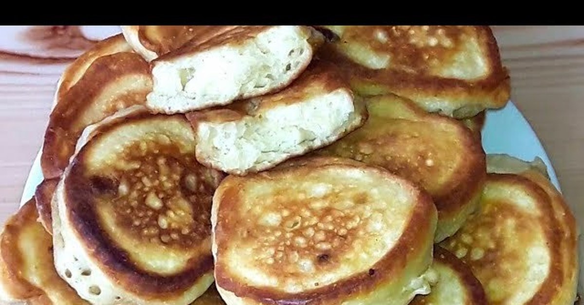 оладьи с изюмом. оладьи на молоке с изюмом. пышные оладьи с изюмом. оладьи с изюмом. оладья с изюмом внешний вид.