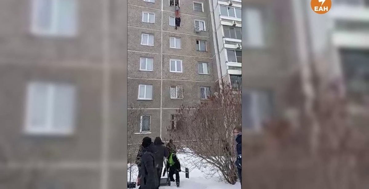 Мужчина выпавший из окна сегодня. Выпавшая из окна в Екатеринбурге 2021. Выпавшая из окна с 13 этажа в Екатеринбурге. Девушка с девятого этажа упала Екатеринбург.