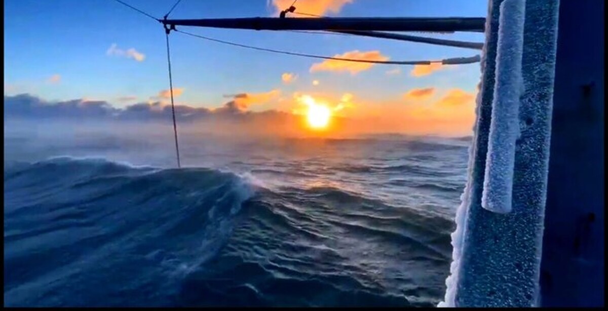 Северное море -35 градусов, рыболовный траулер .. все в лёд | Пикабу