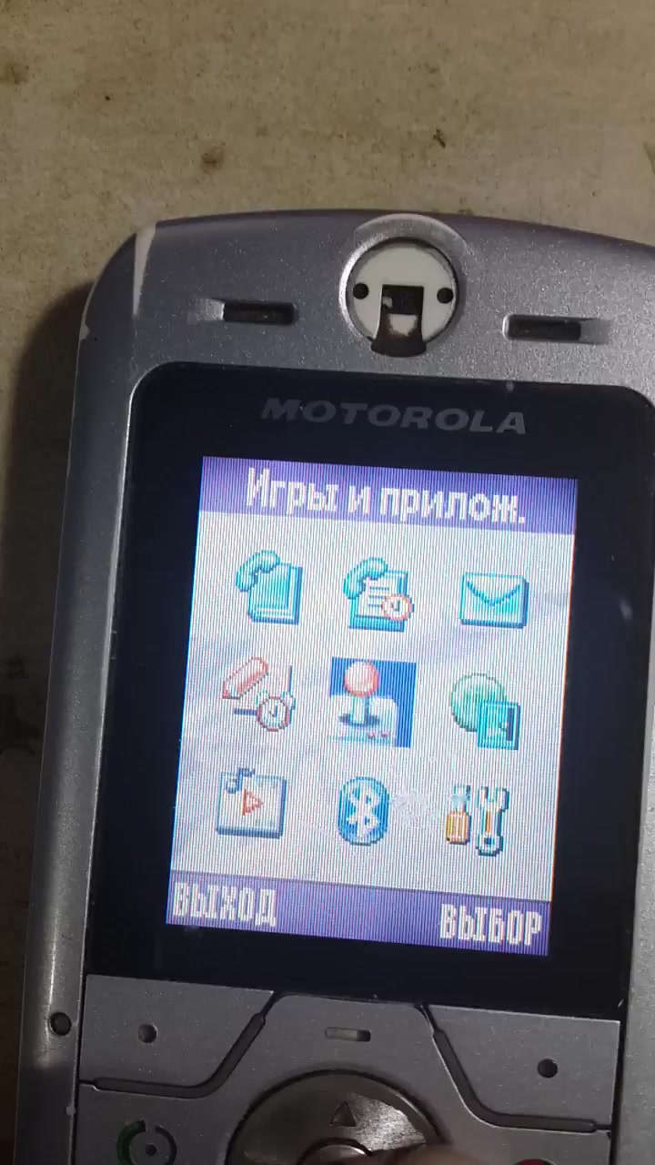 Футуристичный моноблок из 2005. Motorola SLVR L6