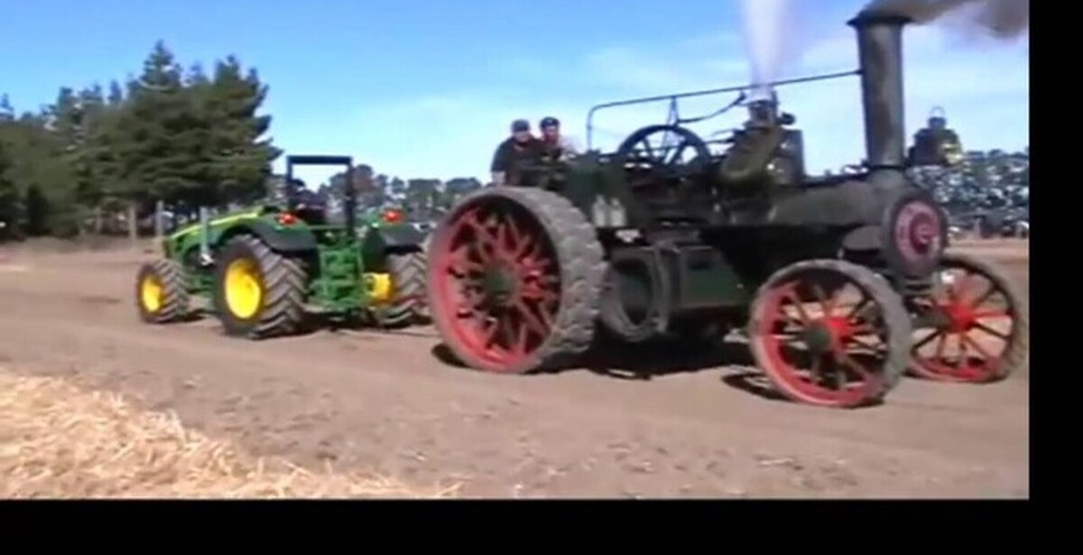 Трактор готов. Паровой трактор Dampf Pflug Fabrik. John Deere паровой трактор. Паровой трактор 19 век. Паровой трактор 19 века сено.