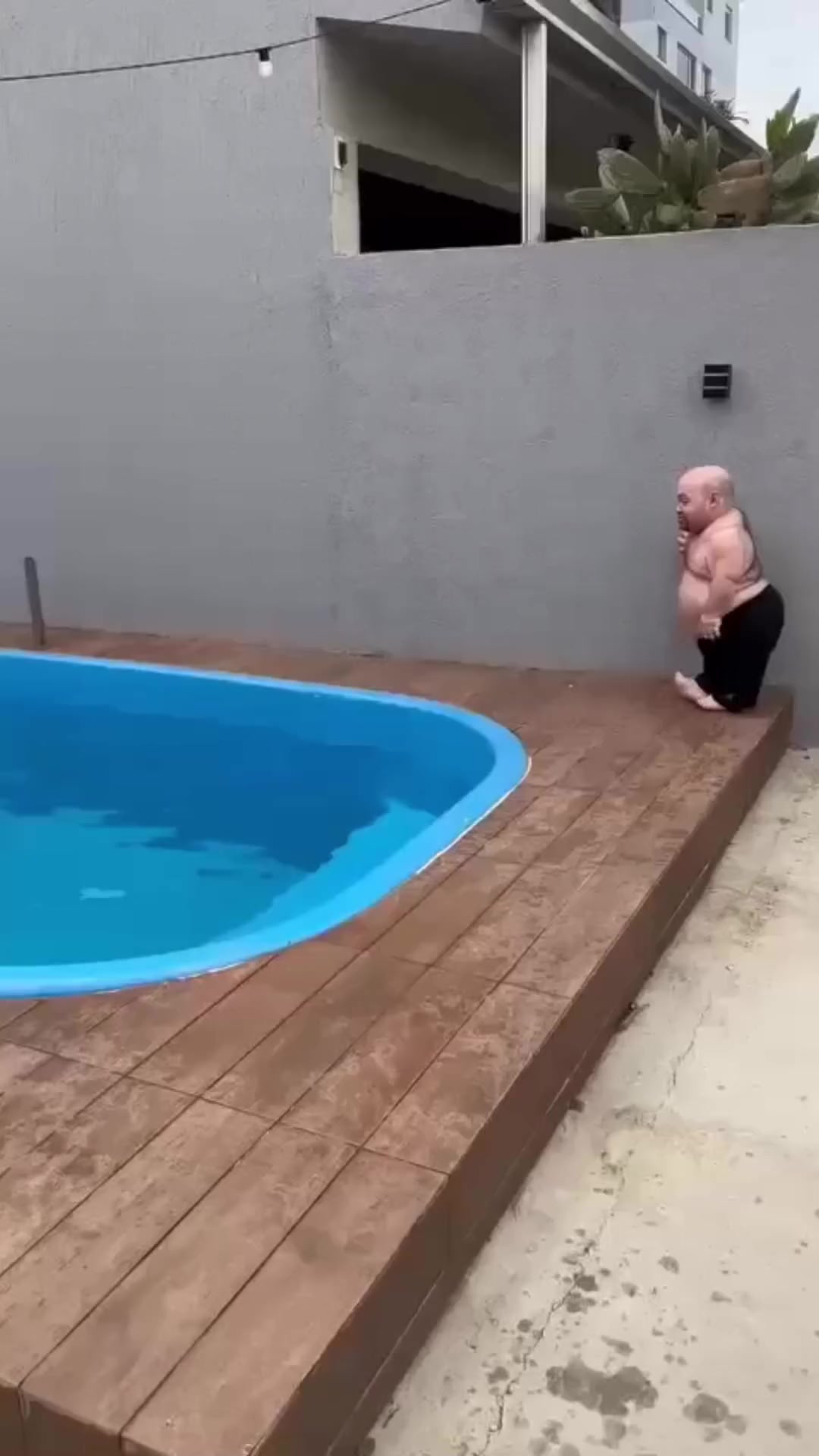 Засмеялся