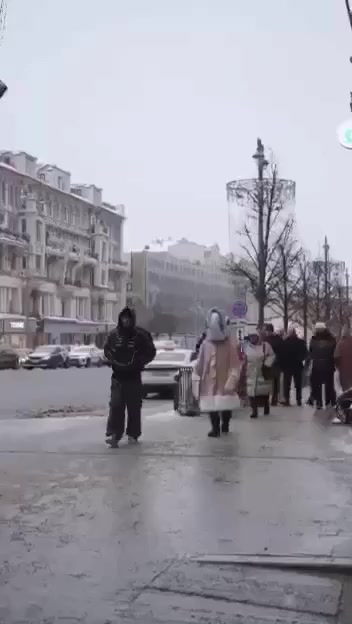 В Москве прохожие столкнулись на улицах с селедкой под шубой. Надеемся, такое утром 1 января не привидится