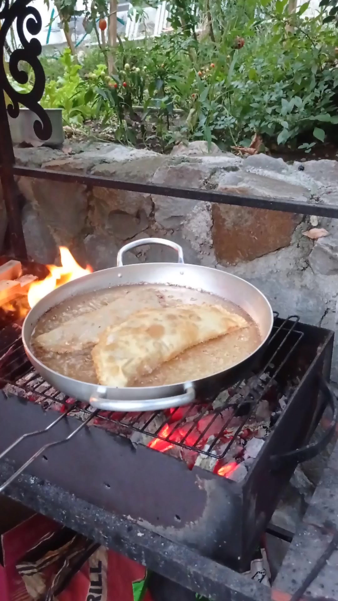 Домашние чебуреки на мангале в Крыму по южнобережному! | Пикабу