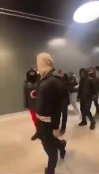 Белый парень vs 15 чернокожих малолеток - 26.06.24 18:00 | Пикабу